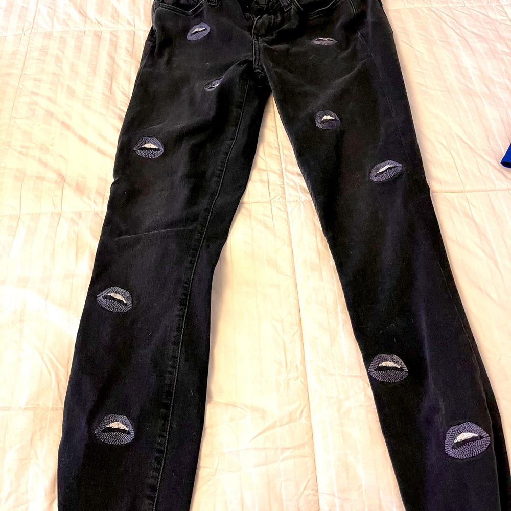 Paige “kiss” embroidered black jean vertigo ankle size 26. Black